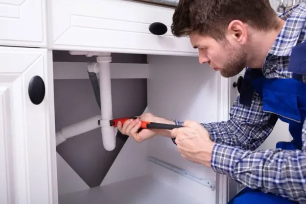 plumbers-in-aurora-il-repairing-bathroom-plumbing