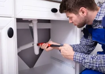 plumbers-in-aurora-il-repairing-bathroom-plumbing